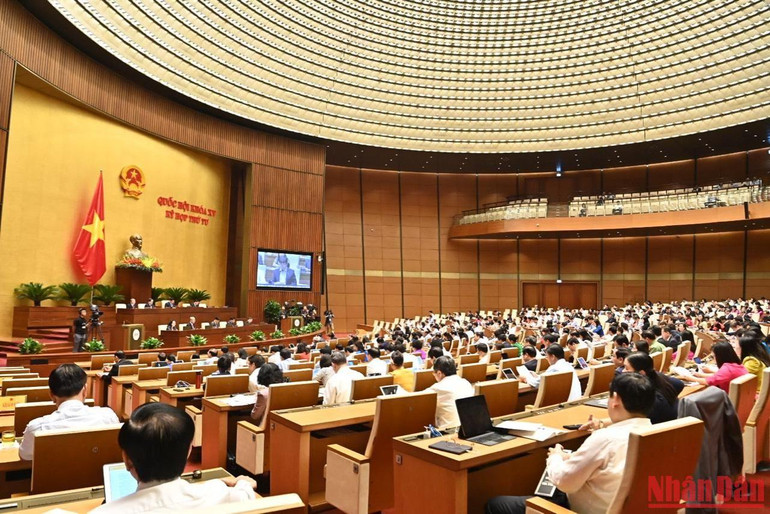 Phiên thảo luận ở hội trường sáng 27/10. Ảnh: ĐĂNG KHOA Phiên thảo luận ở hội trường sáng 27/10. Ảnh: ĐĂNG KHOA