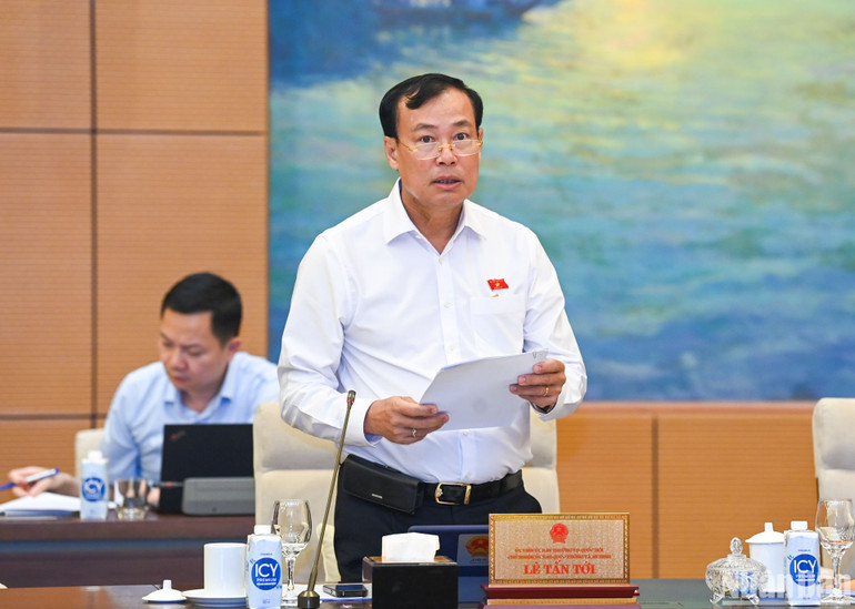 Chủ nhiệm Ủy ban Quốc phòng và An ninh của Quốc hội Lê Tấn Tới trình bày báo cáo thẩm tra về dự án Luật. (Ảnh: DUY LINH)