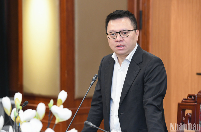 Tổng Biên tập Báo Nhân Dân Lê Quốc Minh chúc Tết cán bộ, chiến sĩ Cục Cảnh sát điều tra tội phạm về tham nhũng, kinh tế, buôn lậu. (Ảnh: THÀNH ĐẠT)