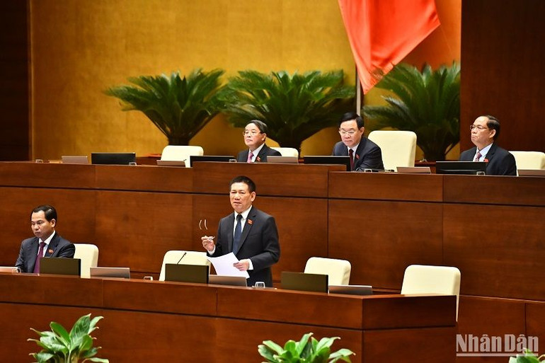 Bộ trưởng Tài chính Hồ Đức Phớc làm rõ một số vấn đề đại biểu Quốc hội nêu. (ẢNH: ĐĂNG KHOA)