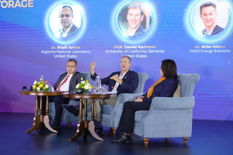 GS Daniel Kammen - Đại học California, Berkeley (Hoa Kỳ) chia sẻ trong phiên tọa đàm.