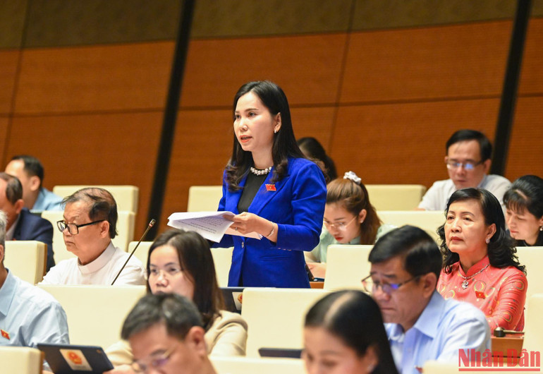 Đại biểu Lê Thị Ngọc Linh (đoàn Bạc Liêu) phát biểu tại phiên họp. (Ảnh: DUY LINH) Đại biểu Lê Thị Ngọc Linh (đoàn Bạc Liêu) phát biểu tại phiên họp. (Ảnh: DUY LINH)