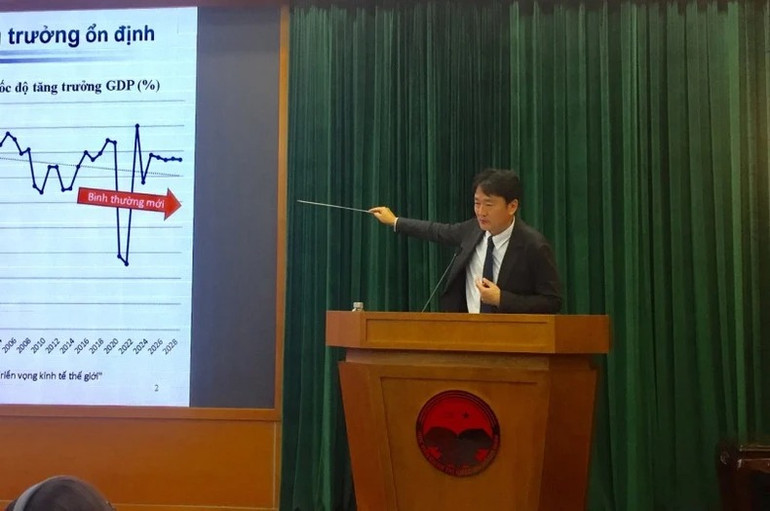 Giáo sư Ikebe Ryo trình bày về đóng góp của đầu tư nước ngoài vào phát triển kinh tế Việt Nam trong buổi Tọa đàm về quan hệ kinh tế Việt Nam-Nhật Bản tại Học viện Chính trị quốc gia Hồ Chí Minh, ngày 18/9/2023. (Ảnh: VĂN TOẢN)