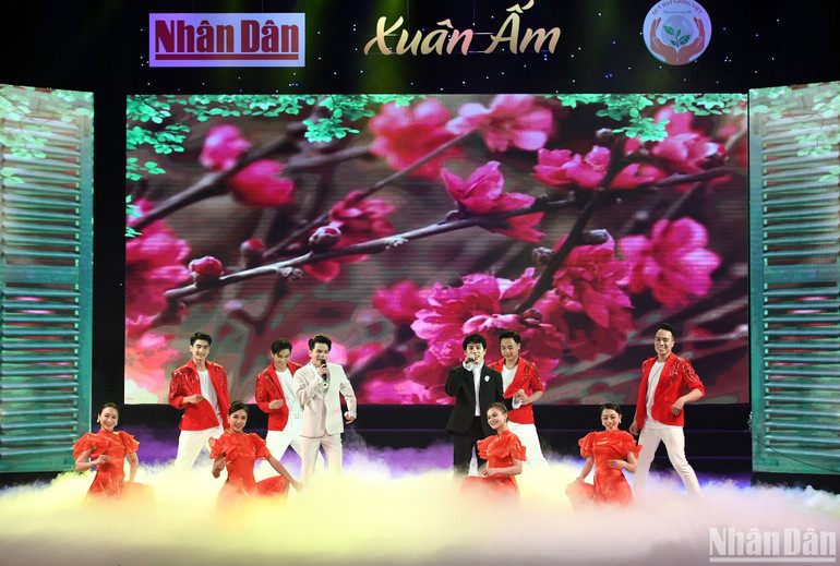 Một tiết mục biểu diễn nghệ thuật trong chương trình. (Ảnh: THÀNH ĐẠT) Một tiết mục biểu diễn nghệ thuật trong chương trình. (Ảnh: THÀNH ĐẠT)