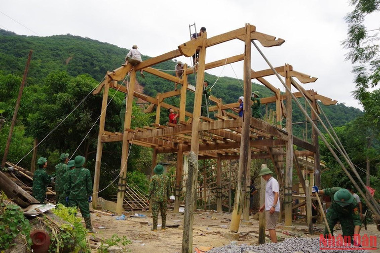 Lực lượng Bộ đội Biên phòng nghệ An giúp gia đình ông Lương Văn Thắng tháo dỡ nhà. Lực lượng Bộ đội Biên phòng nghệ An giúp gia đình ông Lương Văn Thắng tháo dỡ nhà.