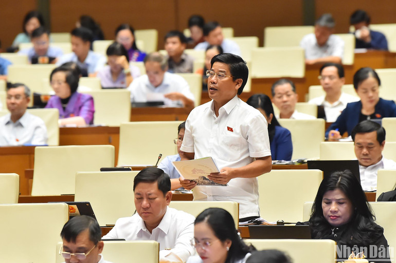 Đại biểu Dương Văn Phước (đoàn Quảng Nam) phát biểu. (Ảnh: THỦY NGUYÊN)