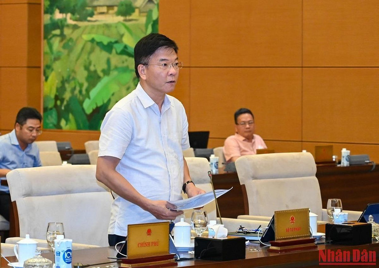 Bộ trưởng Tư pháp Lê Thành Long trình bày báo cáo tại phiên họp. (Ảnh: DUY LINH)