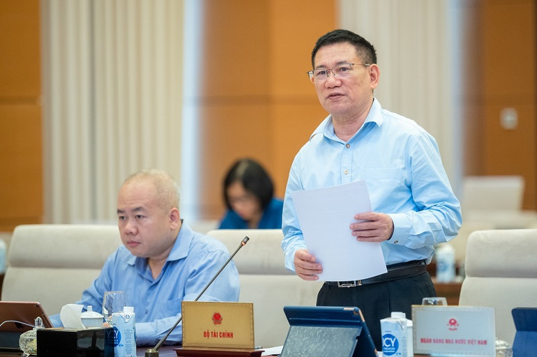 Bộ trưởng Tài chính Hồ Đức Phớc trình bày Tờ trình tóm tắt dự thảo Nghị quyết. (Ảnh: DUY LINH)