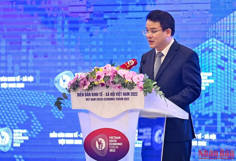 Thứ trưởng Kế hoạch và Đầu tư Trần Quốc Phương phát biểu trong Phiên toàn thể.