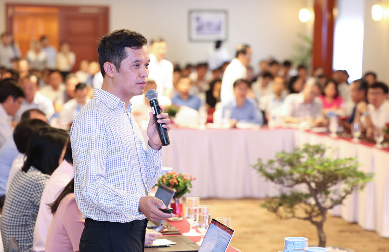 Phó Vụ trưởng Vụ Tổng hợp kinh tế quốc dân Trần Thành Long trình bày tóm tắt các nội dung sửa đổi tại Luật Đầu tư công.