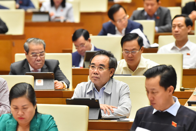 Các đại biểu dự phiên họp sáng 26/11. (Ảnh: THỦY NGUYÊN)