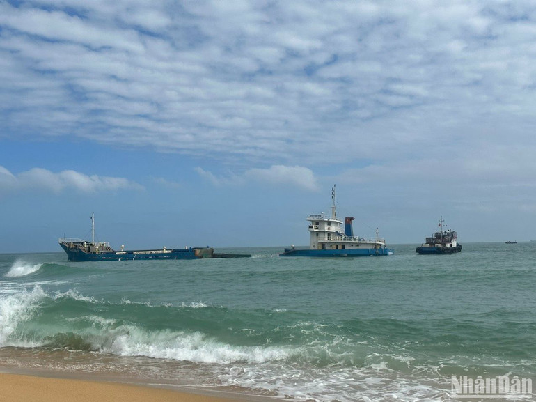 Phương tiện trục vớt Quang Thọ 18 tiếp cận tàu Hoàng Gia 46 bị nạn để triển khai phương án hút dầu. Phương tiện trục vớt Quang Thọ 18 tiếp cận tàu Hoàng Gia 46 bị nạn để triển khai phương án hút dầu.