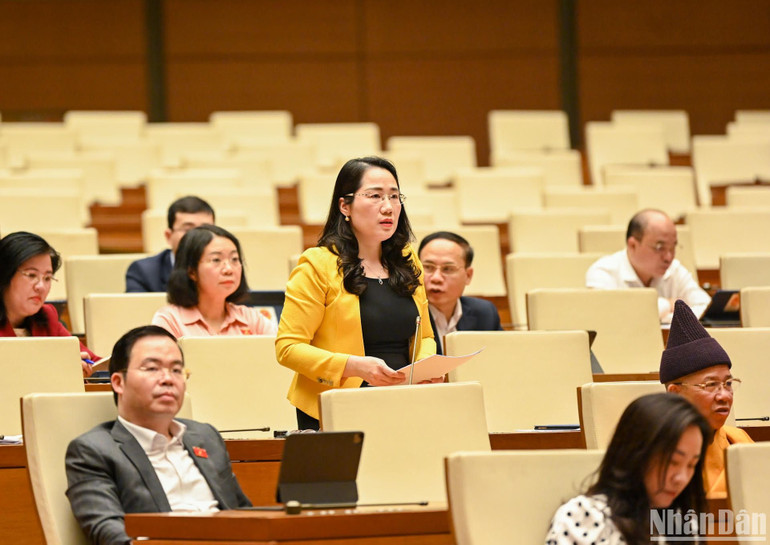 Các vị đại biểu Quốc hội đã nêu câu hỏi phản ảnh sát với diễn biến thực tế và đời sống, nguyện vọng của cử tri và nhân dân. (Ảnh: DUY LINH)