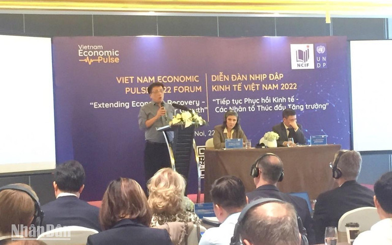 Tiến sĩ Trần Toàn Thắng, Trưởng Ban Kinh tế ngành và Doanh nghiệp, NCIF- MPI trình bày Báo cáo "Cập nhật Triển vọng Kinh tế Việt Nam". (Ảnh: VĂN TOẢN)