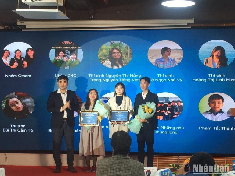 Giám đốc VNCERT/CC Nguyễn Đức Tuân trao giải Nhì cho tập thể C4C và thí sinh Nguyễn Thị Hằng.