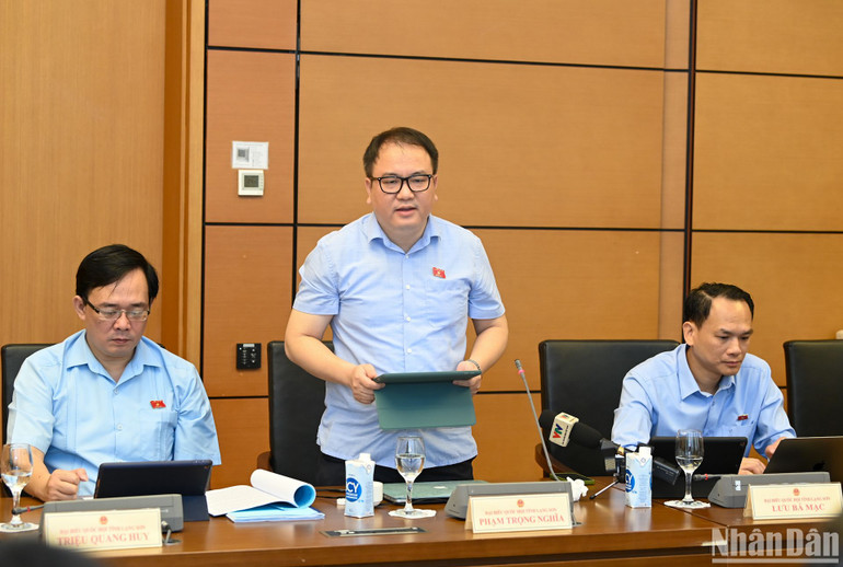 Đại biểu Phạm Trọng Nghĩa phát biểu ý kiến trong phiên thảo luận tổ. (Ảnh: DUY LINH)