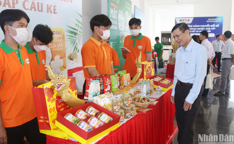 Sản phẩm OCOP đạt hạng 4 sao của Công ty TNHH Chế biến dừa sáp Cầu Kè, huyện Cầu Kè đã được đưa lên sàn thương mại điện tử Vicosap.