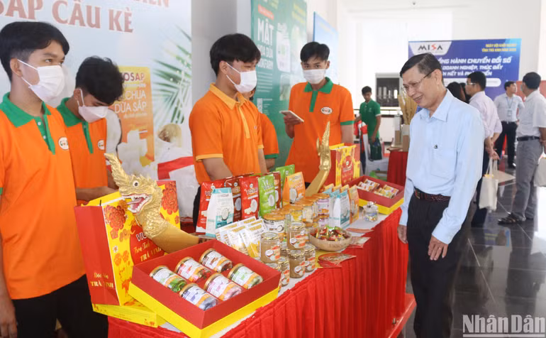 Sản phẩm OCOP đạt hạng 4 sao của Công ty TNHH Chế biến dừa sáp Cầu Kè, huyện Cầu Kè đã được đưa lên sàn thương mại điện tử Vicosap.