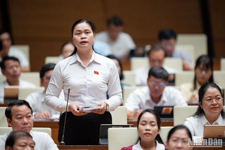 Đại biểu Ma Thị Thúy (đoàn Tuyên Quang) đặt câu hỏi chất vấn về tình trạng chậm, đóng bảo hiểm xã hội. (Ảnh: ĐĂNG KHOA)