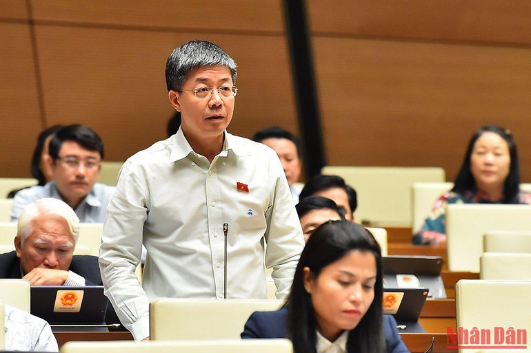 Đại biểu Nguyễn Mạnh Hùng (Cần Thơ) đặt câu hỏi cho Thủ tướng trong phiên chất vấn và trả lời chất vấn chiều 5/11. Ảnh: THỦY NGUYÊN Đại biểu Nguyễn Mạnh Hùng (Cần Thơ) đặt câu hỏi cho Thủ tướng trong phiên chất vấn và trả lời chất vấn chiều 5/11. Ảnh: THỦY NGUYÊN