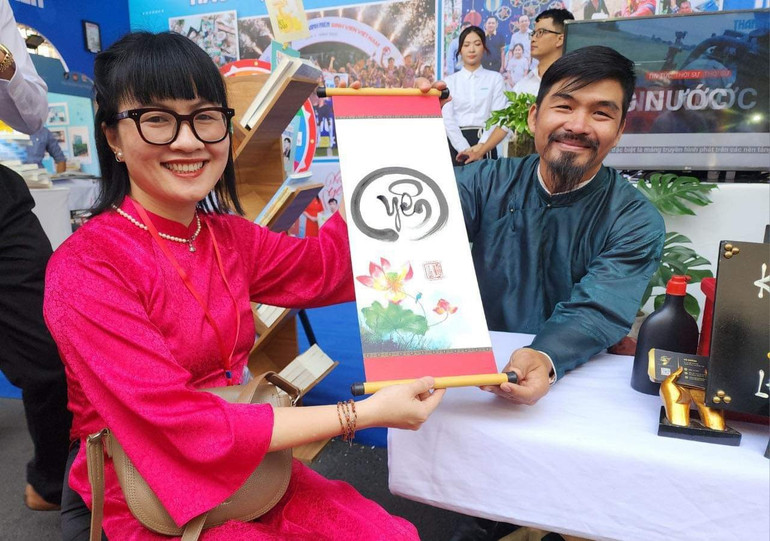 Kỷ lục gia Vũ Dương - từng là một nhân vật của Báo Thanh Niên có mặt tại Hội báo để tặng chữ viết thư pháp cho các khách tham quan.