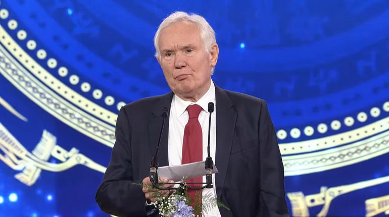 Giáo sư Sir. David Neil Payne phát biểu.