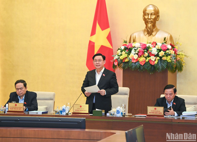 Tại phiên họp chuyên đề pháp luật, Ủy ban Thường vụ Quốc hội cho ý kiến về một số nội dung quan trọng trình Quốc hội tại Kỳ họp thứ 7 vào tháng 5 tới. (Ảnh: DUY LINH)