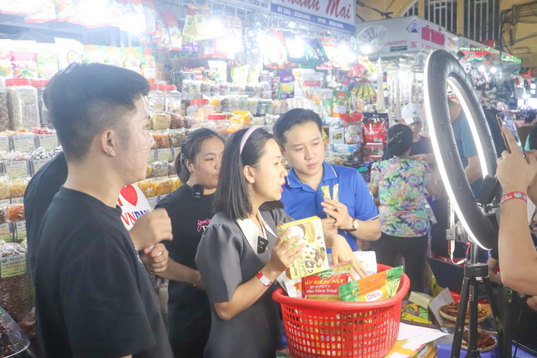 Cần phối hợp giữa online và offline để phát triển chợ truyền thống. Cần phối hợp giữa online và offline để phát triển chợ truyền thống.