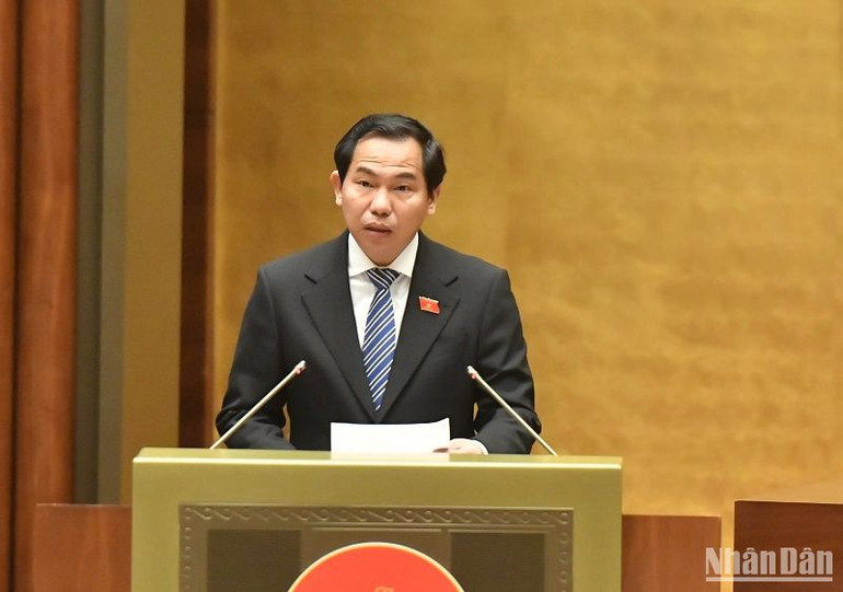 Chủ nhiệm Ủy ban Tài chính, Ngân sách của Quốc hội Lê Quang Mạnh trình bày báo cáo tiếp thu, giải trình tại phiên họp. (Ảnh: ĐĂNG KHOA)