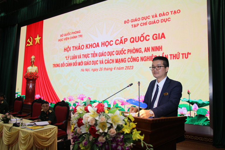 Tổng Biên tập Tạp chí Giáo dục, PGS,TS Nguyễn Tiến Trung trình bày báo cáo đề dẫn Hội thảo.