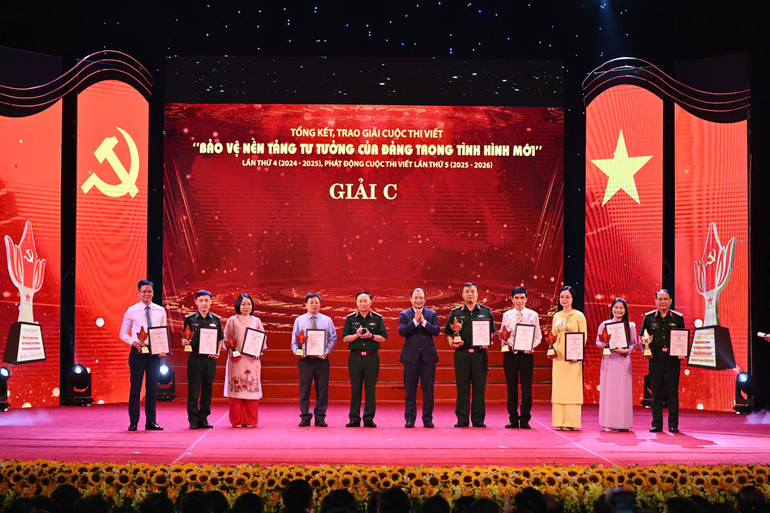 Trao giải C cho các tác giả, nhóm tác giả.