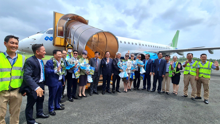 Lãnh đạo tỉnh Cà Mau tặng quà cho ê-kíp chuyến bay thẳng từ Hà Nội đến Cà Mau vào sáng 29/4. Lãnh đạo tỉnh Cà Mau tặng quà cho ê-kíp chuyến bay thẳng từ Hà Nội đến Cà Mau vào sáng 29/4.