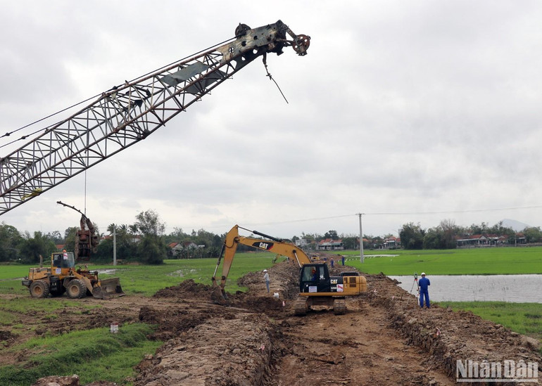 Đã 28 Tết nhưng các công nhân trên công trường dự án cao tốc bắc-nam đoạn qua Phú Yên vẫn miệt mài làm việc.