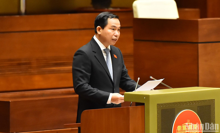 Chủ nhiệm Ủy ban Tài chính, Ngân sách Lê Quang Mạnh trình bày báo cáo thẩm tra. (Ảnh: THỦY NGUYÊN)