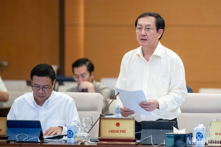 Bộ trưởng Khoa học và Công nghệ Huỳnh Thành Đạt trình bày Tờ trình về dự án Luật. (Ảnh: DUY LINH)