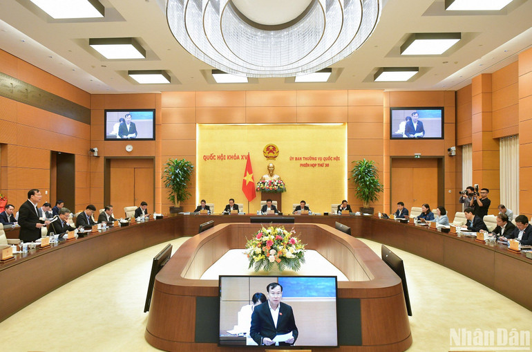 Chủ nhiệm Ủy ban Quốc phòng và An ninh của Quốc hội Lê Tấn Tới trình bày báo cáo thẩm tra sơ bộ về dự thảo Luật. Ảnh: DUY LINH