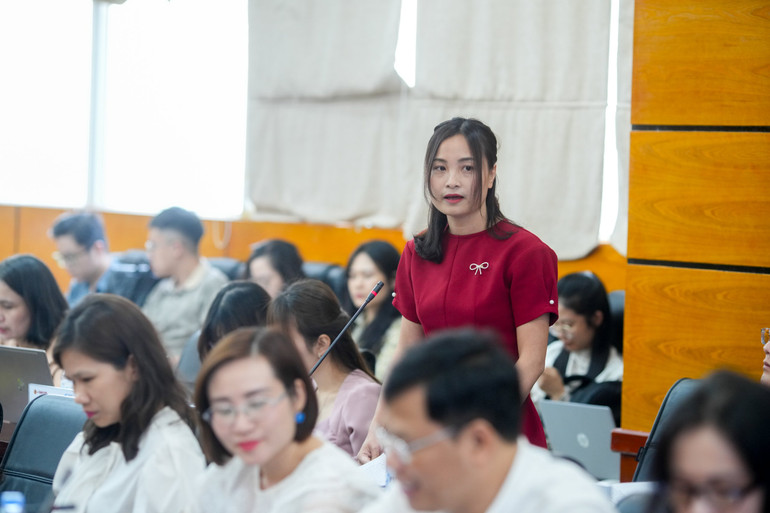 ThS Nguyễn Thị Hồng Thúy, Trường Đại học Luật Hà Nội tham luận về vai trò của phát triển, thu hút nguồn nhân lực chất lượng cao đối với sự phát triển của Thủ đô Hà Nội. (Ảnh: KHÁNH HUY)