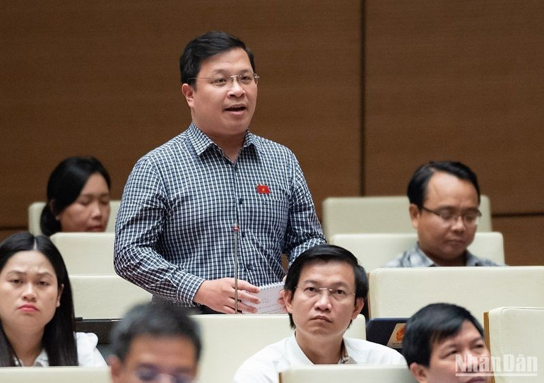 Đại biểu Nguyễn Danh Tú đặt câu hỏi chất vấn. (Ảnh: ĐĂNG KHOA)