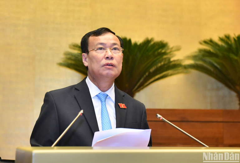 Chủ nhiệm Ủy ban Quốc phòng và An ninh Lê Tấn Tới trình bày Báo cáo giải trình, tiếp thu, chỉnh lý dự thảo Luật Căn cước. (Ảnh: ĐĂNG KHOA)