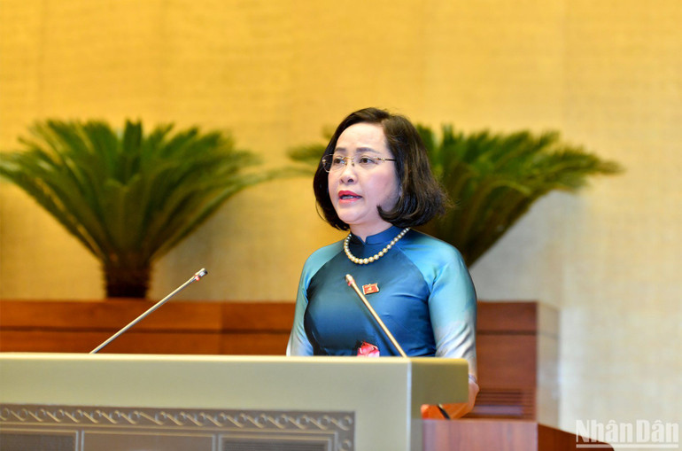 Trưởng Ban Công tác đại biểu thuộc Ủy ban Thường vụ Quốc hội Nguyễn Thị Thanh trình bày Tờ trình về dự kiến danh sách những người được lấy phiếu tín nhiệm. (Ảnh: ĐĂNG KHOA)