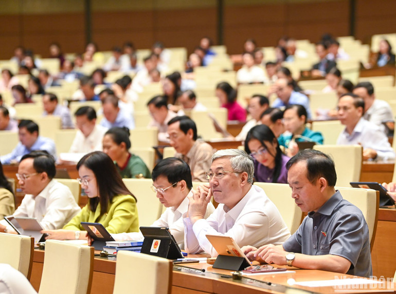 Các đại biểu Quốc hội tham gia thảo luận về dự án Luật Kinh doanh bất động sản (sửa đổi) ở hội trường sáng 31/10. (Ảnh: DUY LINH) Các đại biểu Quốc hội tham gia thảo luận về dự án Luật Kinh doanh bất động sản (sửa đổi) ở hội trường sáng 31/10. (Ảnh: DUY LINH)