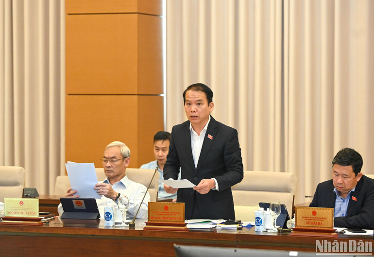 Chủ nhiệm Ủy ban Pháp luật của Quốc hội Hoàng Thanh Tùng trình bày Báo cáo thẩm tra. (Ảnh: DUY LINH)