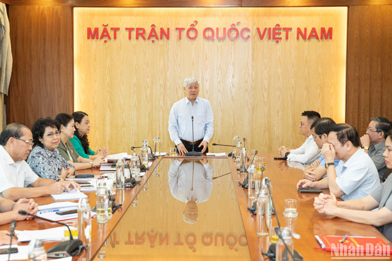 Đồng chí Đỗ Văn Chiến, Ủy viên Bộ Chính trị, Bí thư Trung ương Đảng, Chủ tịch Ủy ban Trung ương Mặt trận Tổ quốc Việt Nam cảm ơn sự chung tay, góp sức của Báo Nhân Dân hỗ trợ đồng bào khắc phục hậu quả thiên tai. (Ảnh: SƠN TÙNG)