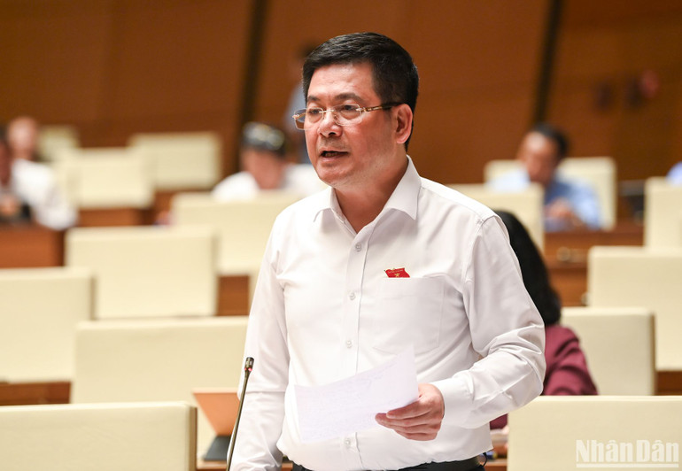 Bộ trưởng Công thương Nguyễn Hồng Diên trả lời chất vấn của đại biểu Quốc hội. (Ảnh: DUY LINH)