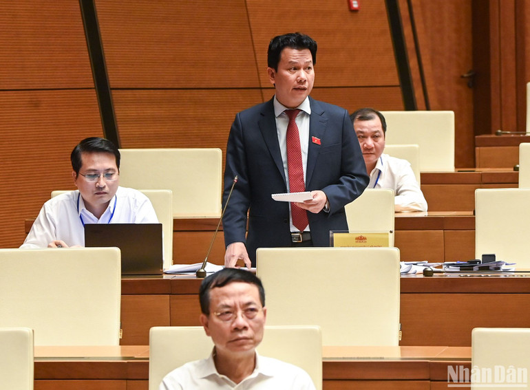 Bộ trưởng Tài nguyên và Môi trường Đặng Quốc Khánh làm rõ vấn đề đại biểu Quốc hội nêu trong phiên chất vấn. (Ảnh: DUY LINH)