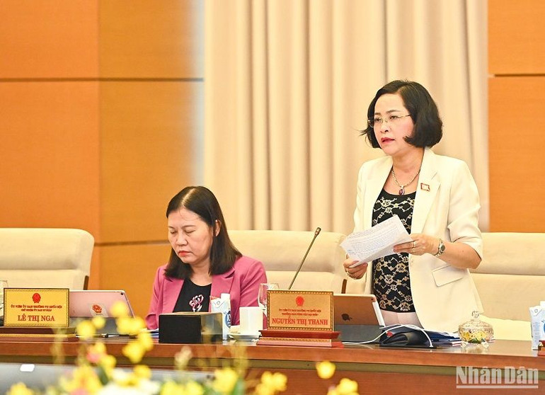 Trưởng Ban Công tác đại biểu Nguyễn Thị Thanh tham gia ý kiến tại phiên họp. (Ảnh: DUY LINH)