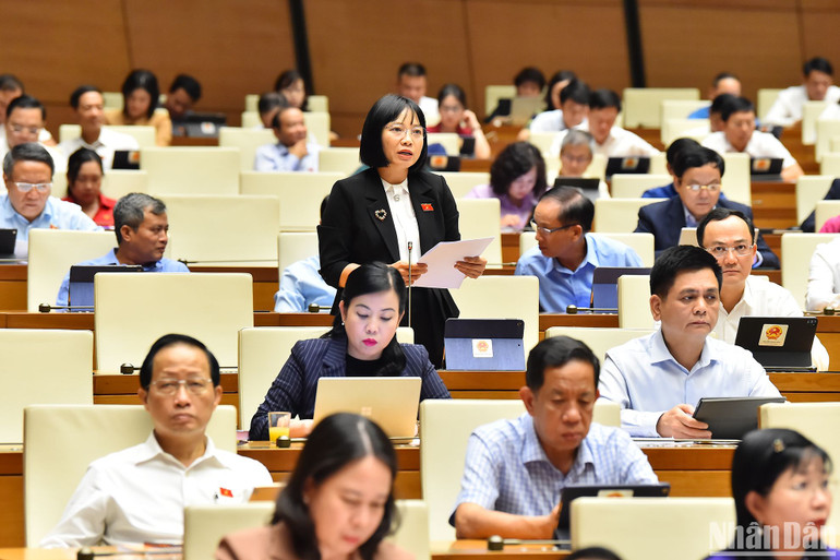 Đại biểu Nguyễn Thị Việt Nga (Đoàn Hải Dương) góp ý kiến vào dự án Luật Nhà ở (sửa đổi). (Ảnh: THỦY NGUYÊN)