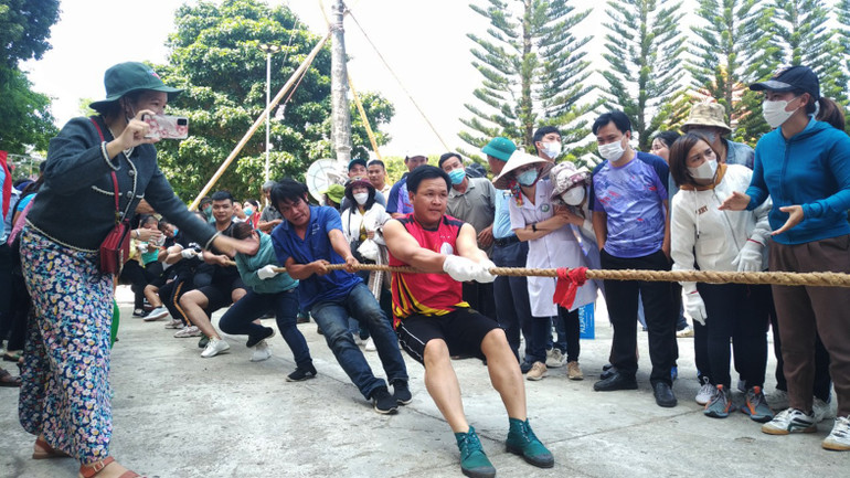 Thi kéo co tại phần Hội, lễ Giỗ Tổ Hùng Vương.