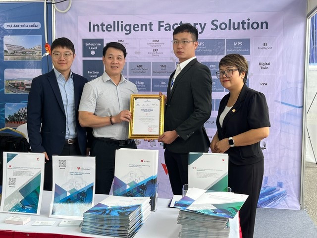 Ban tổ chức Ngày hội kết nối đầu tư công nghệ bán dẫn thành phố Hà Nội 2024 trao giấy chứng nhận cho các đơn vị tham gia Triển lãm trưng bày.