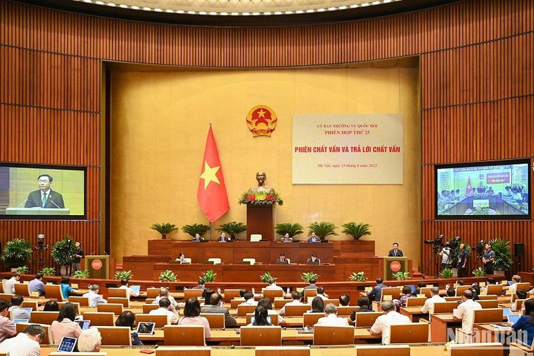 Quang cảnh phiên chất vấn và trả lời chất vấn. (Ảnh: DUY LINH)